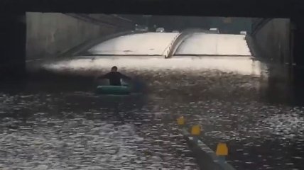Киевлянин решил переплыть на лодке тоннель на Дорогожичах