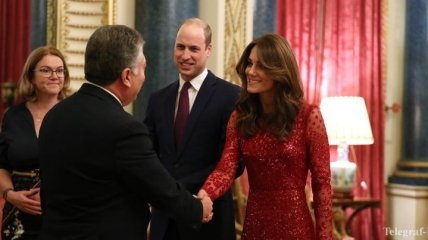 Кейт Миддлтон в элегантном красном платье организовала прием в Букингемском дворце (Фото, Видео)