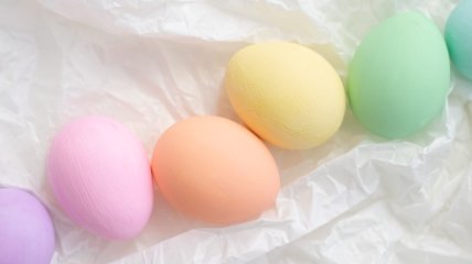 Усі інгредієнти є на кухні: чим можна пофарбувати яйця на Великдень