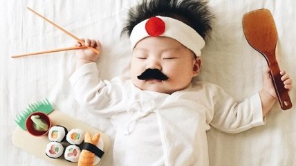 На кого подписаться в Инстаграм: мама переодевает свою спящую дочь в забавные костюмы