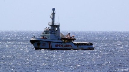Испания готова принять "застрявший" в итальянском порту корабль с мигрантами