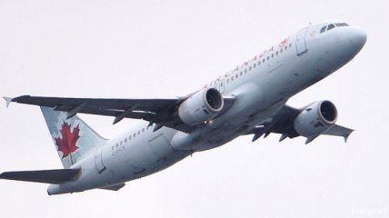У самолета в Канаде во время посадки взорвались колеса шасси