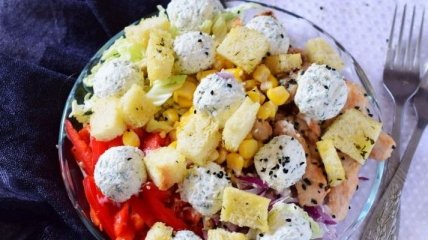 Рецепт дня: салат с курицей, сырными шариками и сухариками