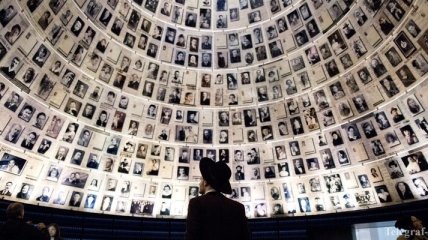 Гройсман: Бережем память о миллионах невинно казненных жертв Холокоста
