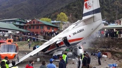 В районе Эвереста самолет столкнулся с вертолетом, погибли три человека