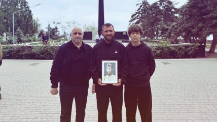 Василь Ломаченко з батьком та сином