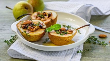 Вкусный десерт: запеченная груша в микроволновке