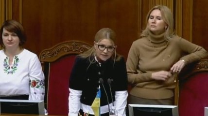 Тимошенко зламала мікрофон під час блокування президії парламенту