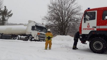 На Буковине спасатели помогли вытащить из снега десяток машин