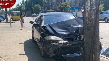 В Киеве мойщик угнал у клиента Mercedes и попал в ДТП: фото и видео