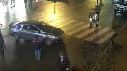 Странный водитель решил подъехать на авто к главной елке страны: момент попал на видео