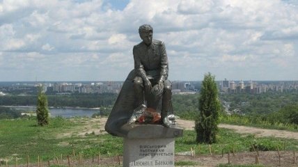 В центре Киева у памятника актеру Быкову нашли свежую детскую могилу