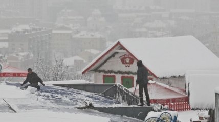 В Киеве коммунальщики очистили от снега более 460 крыш домов