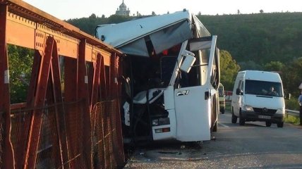 На Прикарпатье автобус врезался в опору моста, есть пострадавшие