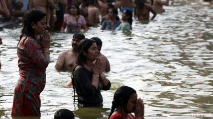 Во время религиозной церемонии в Индии погибли люди в результате давки