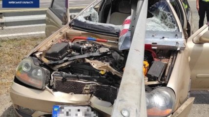 Машина вся в крови: по дороге в аэропорт "Борисполь" отбойник разрезал авто пополам (фото)