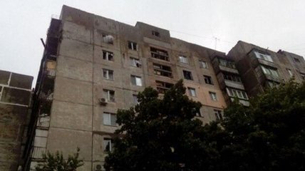 В Луганске снаряд повредил жилой дом