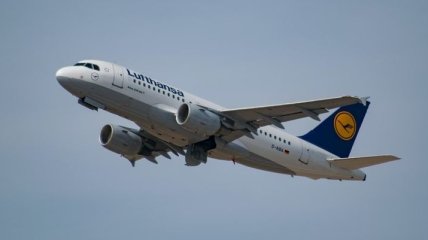 Авіакомпанія Lufthansa скасувала більшість рейсів до літа