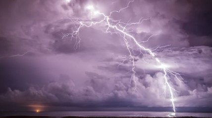 Австралийский фотограф сделал снимок редкой ионосферной молнии