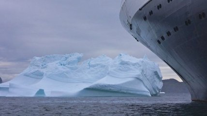 У Антарктиді туристів відлякав відколотий айсберг