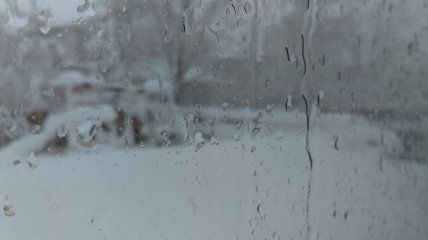 Погода на выходных: по всей Украине мокрый снег с небольшим потеплением