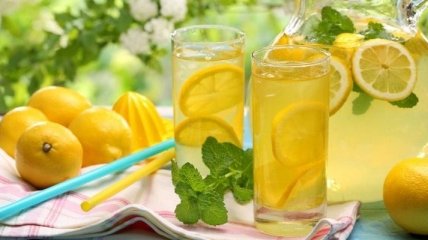Медики объяснили, чем полезна вода с лимоном