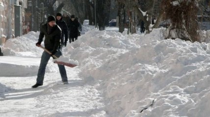 На борьбу с снегом в Киеве пустили более 250 единиц техники