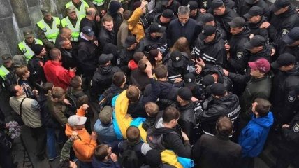 Активисты заблокировали вход в парк Вечной славы в Киеве