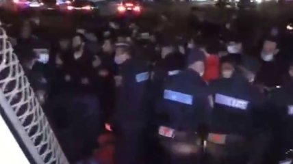 Перекрыли несколько улиц: в столице Армении люди вышли на протест против Пашиняна (видео)