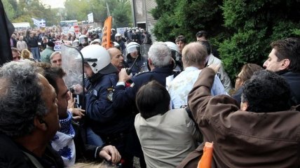 Протестующие греки облили консула ФРГ кофе