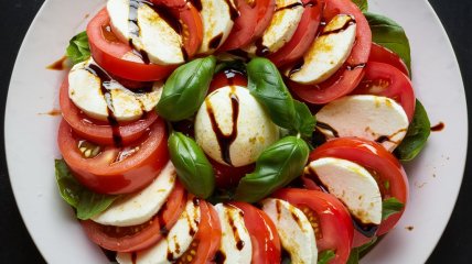 Этот салат станет вашим любимым летом (изображение создано с помощью ИИ)