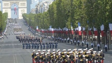 Франция отмечает свой главный праздник - день взятия Бастилии 