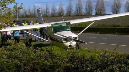 В США самолет совершил аварийную посадку на шоссе: видео
