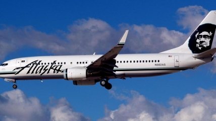 В США самолет Alaska Airlines совершил экстренную посадку