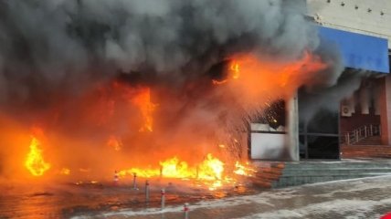 Большой пожар парализовал центр Киева: фото, видео и карта пробок
