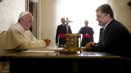 Порошенко поздравил Папу Римского с юбилеем