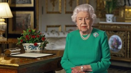 "Примеры для всех нас": королева Елизавета II обратилась к медикам 
