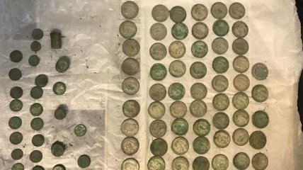 Украинские археологи нашли два килограмма серебряных монет в Киеве 
