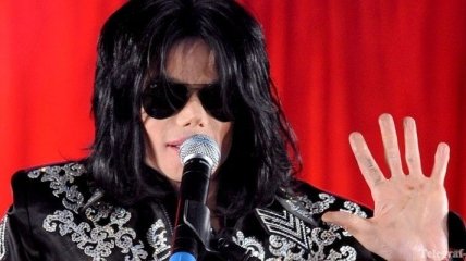 На аукционе продали перчатку Майкла Джексона за "круглую" сумму