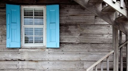 На Тернопільщині п’яний чоловік помер у вікні власного будинку