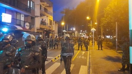 Колумбию охватили массовые протесты: полиция не справляется, в города вводят войска (фото, видео)