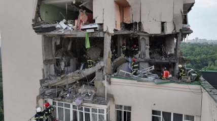 Ракетный удар по Киеву: бойцы ГСЧС завершили аварийно-спасательные работы