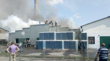 Пожарные тушат стеклозавод в Ровненской области