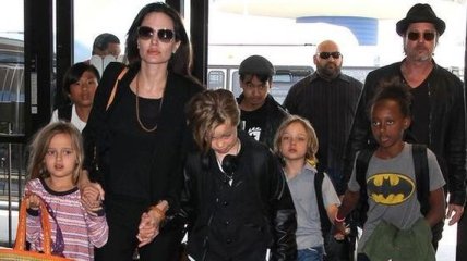 Анджелина Джоли намерена запретить детям общаться с бабушкой