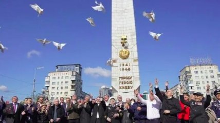 "ОПЗЖ" устроила в Киеве автобробег на ретроавтомобилях в честь дня победы