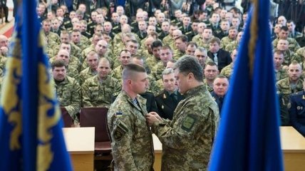 Порошенко поздравил героя Украины майора ВСУ с днем рождения