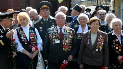 Азаров пообещал увеличение пенсий ветеранам ВОВ в 2013 году