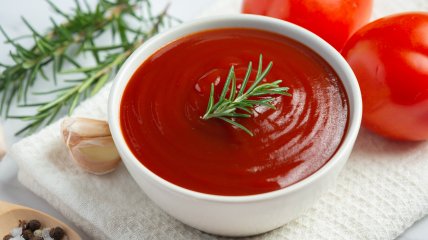 Кетчуп, приготовлений вдома, набагато смачніший за магазинний соус
