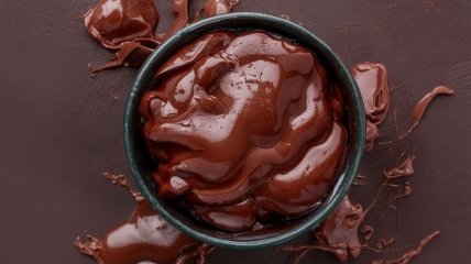 Есть действенные методы, которые помогут вывести пятно от шоколада из одежды (изображение создано с помощью ИИ)