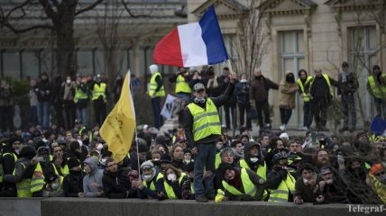 "Желтые жилеты" в Париже напали на офис спикера правительства